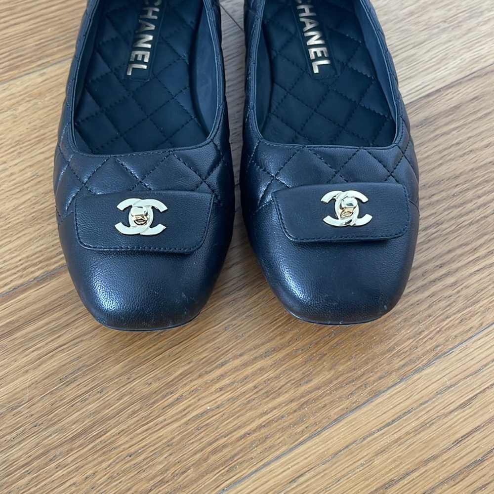 CHANEL Black Quilted Leather CC Logo Ballet Flats - Picture 4 of 9